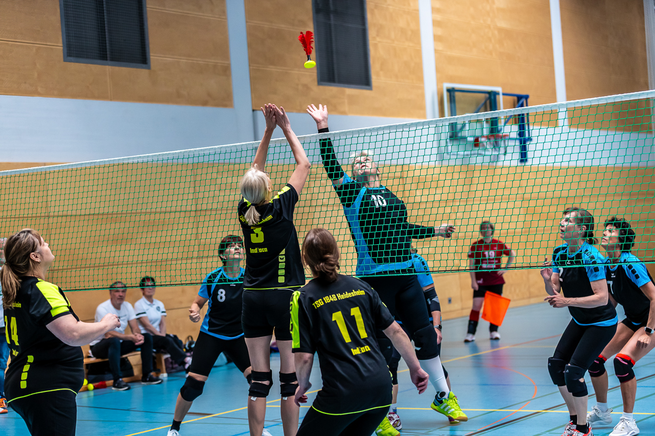 Angriff Uschi Rothenhäusler (10) gegen Block TSG 1848 Heidesheim. (Foto von Ivana Cesarec).