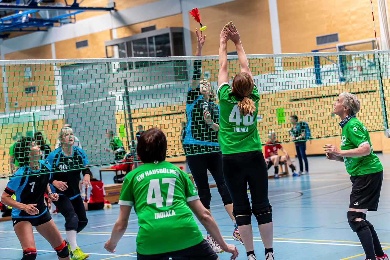 Angriff Jutta Thalhammer (2) gegen Block GW Hausdülmen. (Foto von Ivana Cesarec).