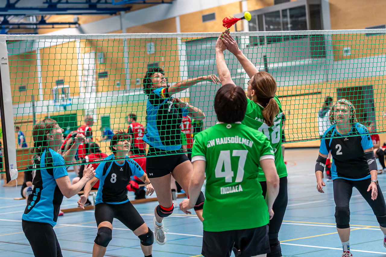 Angriff Erika Buchberger (7) gegen Block GW Hausdülmen. (Foto von Ivana Cesarec).