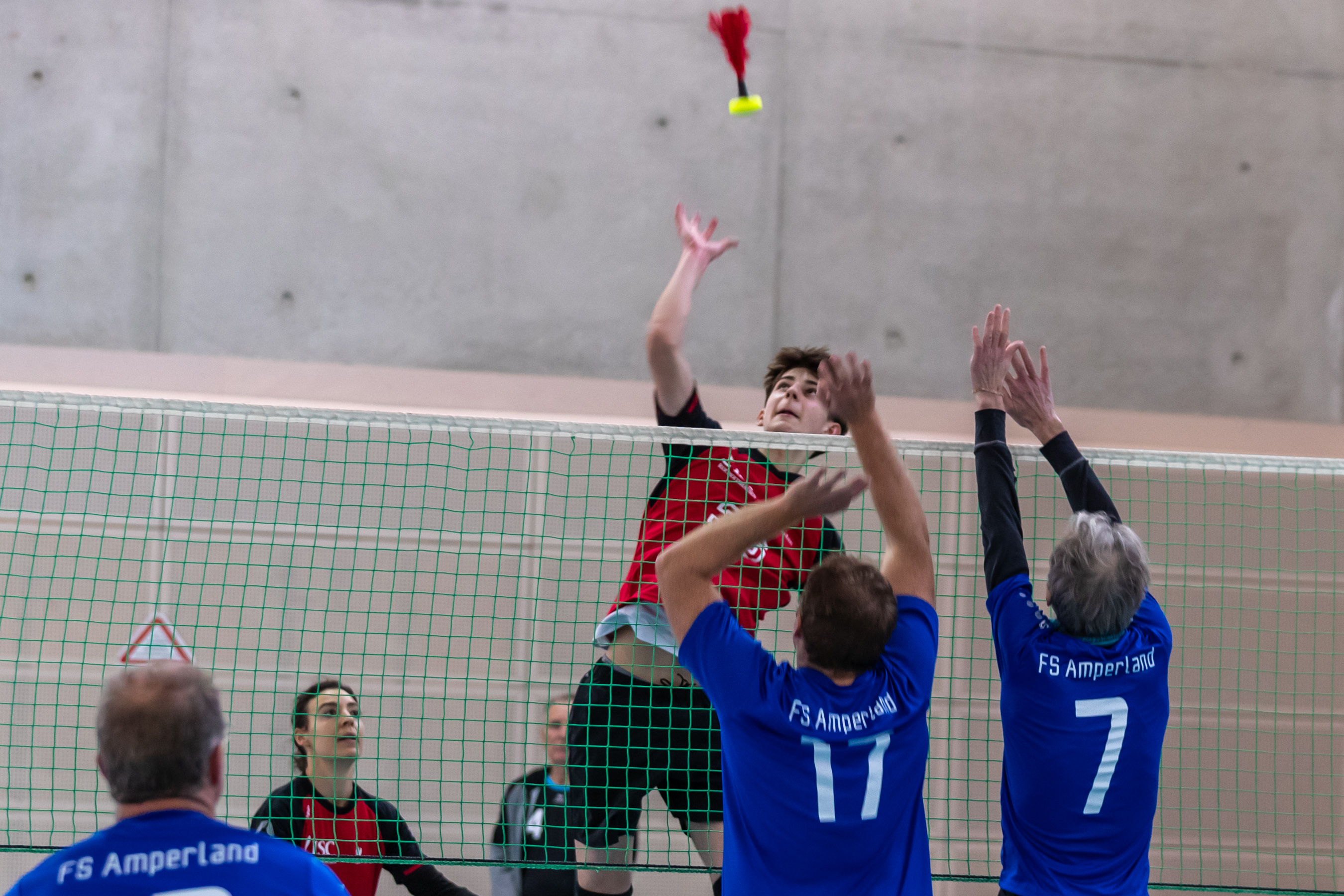 Angriff Robin Willert (ISC Reichertshausen Jugend) gegen Doppelblock FS Amperland 1 (blaue Trikots).
