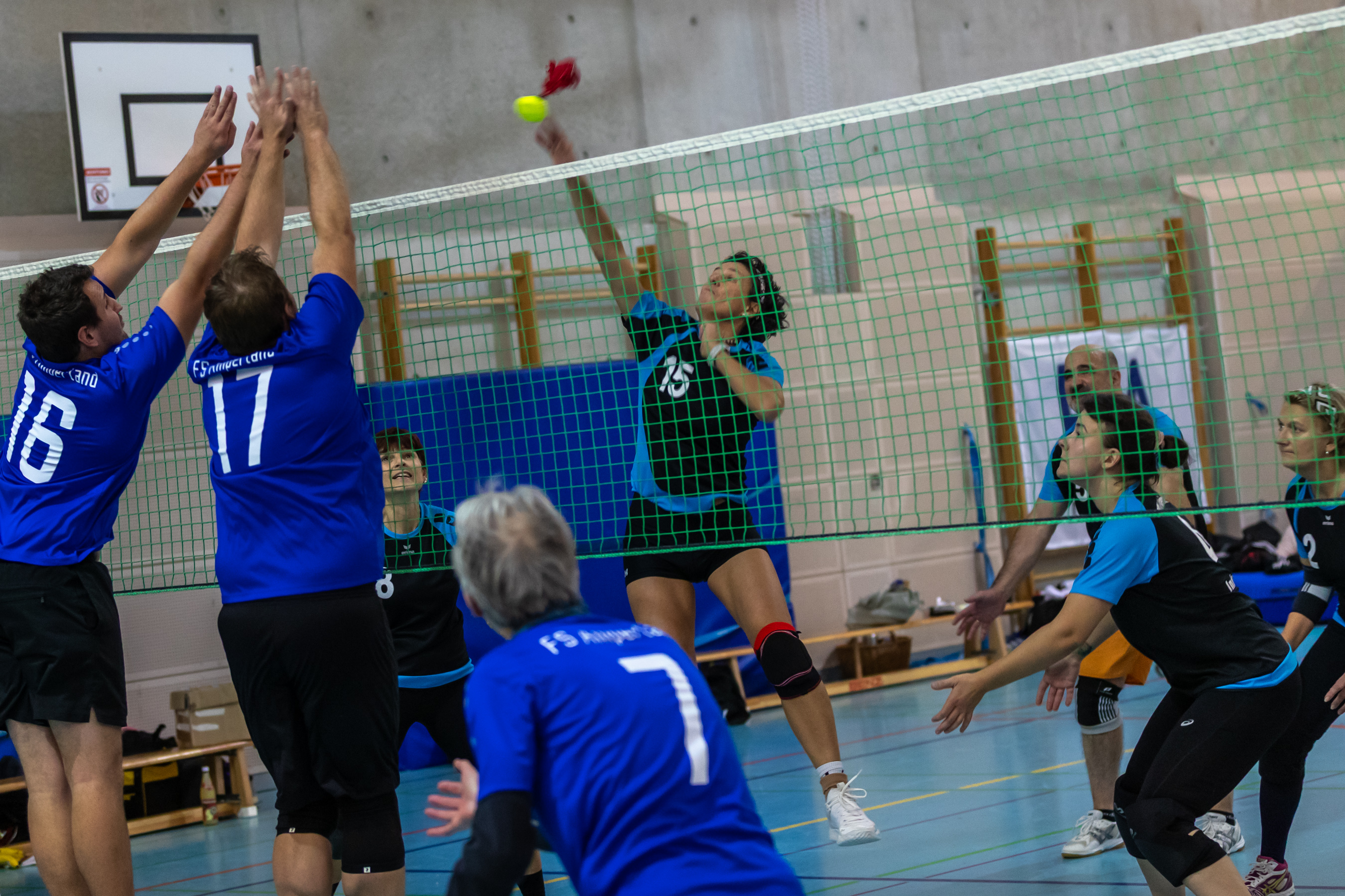 Angriff Erika Buchberger, Team MTV Pfaffenhofen, gegen Doppelblock FS Amperland 1 (blaue Triktos).