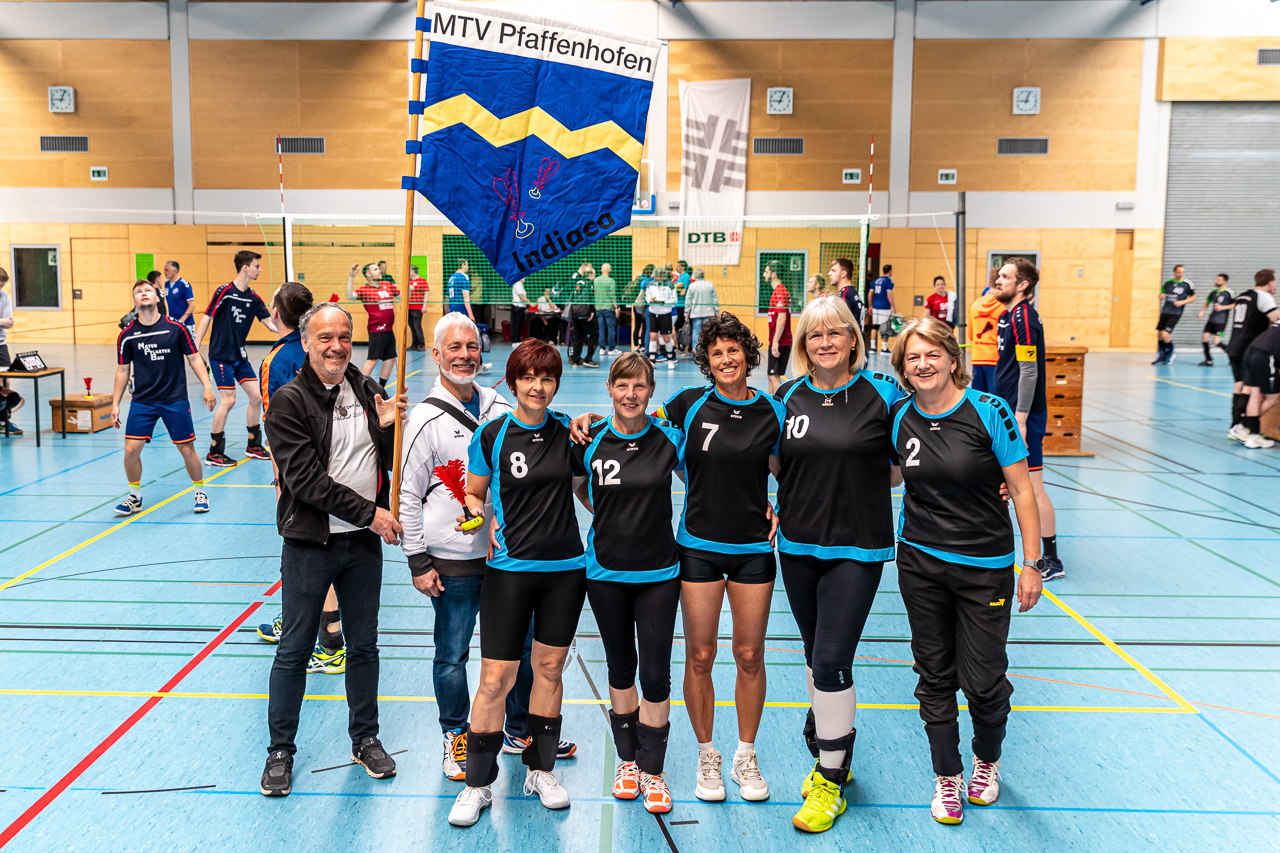 Deutscher Meister Frauen 55+ mit v.l.n.r.: Ludwig Neumeier (Abteilungsleiter MTV-Indiaca), Frank Stolle (Coach), Beate Kraus (8), Gabi Reiling (12), Erika Buchberger (7), Uschi Rothenhäusler (10) und Jutta Thalhammer (2). (Foto von Ivana Cesarec).